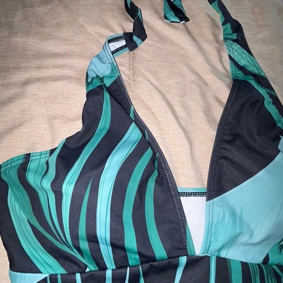 NWOT women’s deep neck plunge one piece swimsuit - Picture 3 of 4